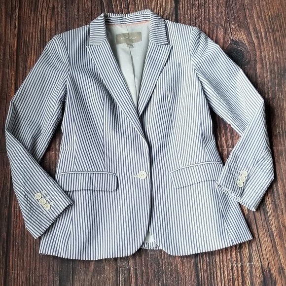 Banana Republic  Classic Fit Blazer in Preppy White Navy Stripes - Picture 2 of 15